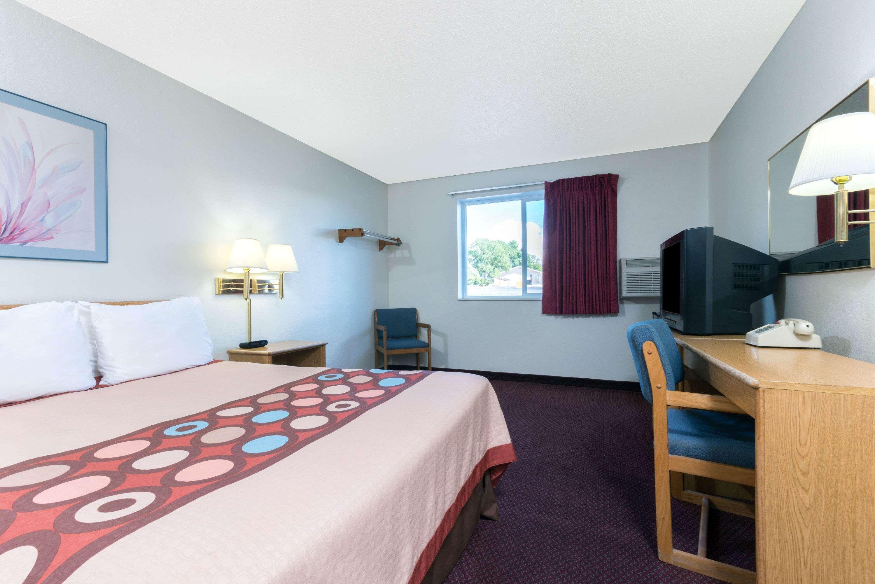 Super 8 By Wyndham Raton Hotel Kültér fotó
